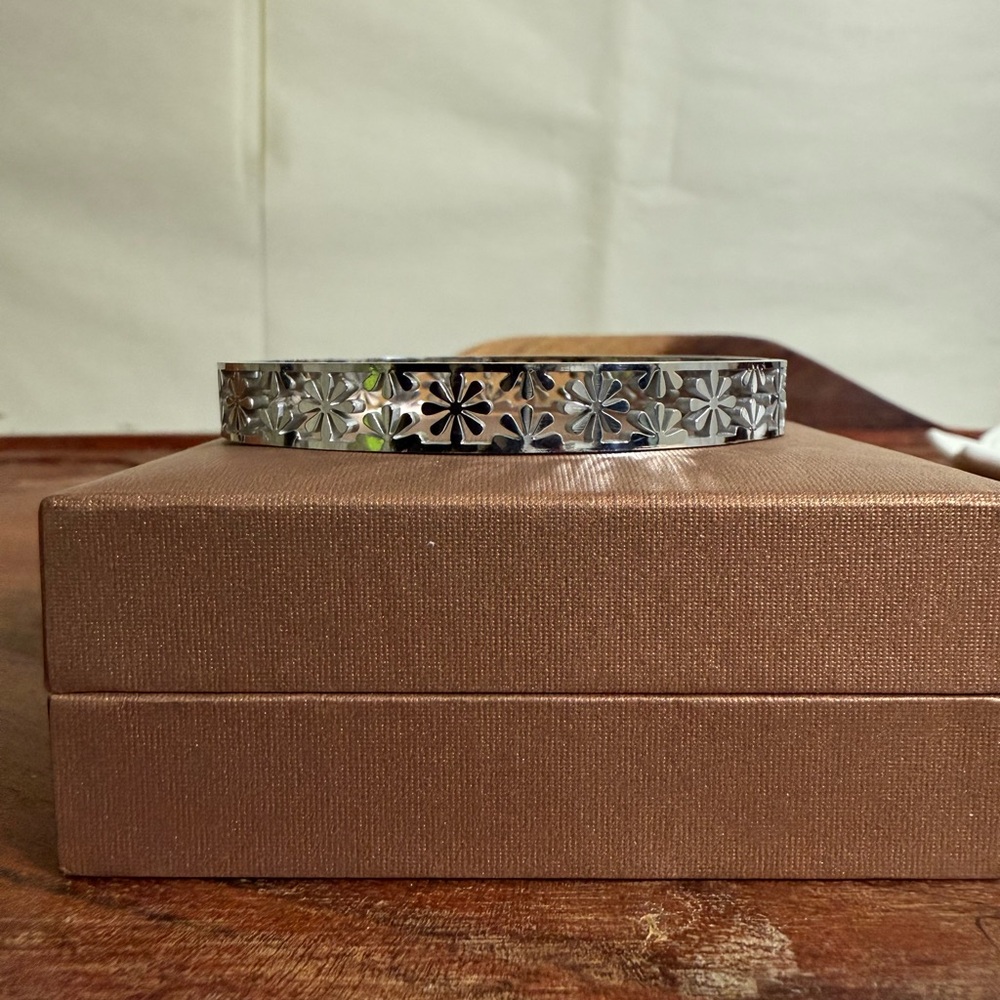 Silvery Stainless Steel Floral Bangle Hollowed-out Small Daisy Bracelet Elegant